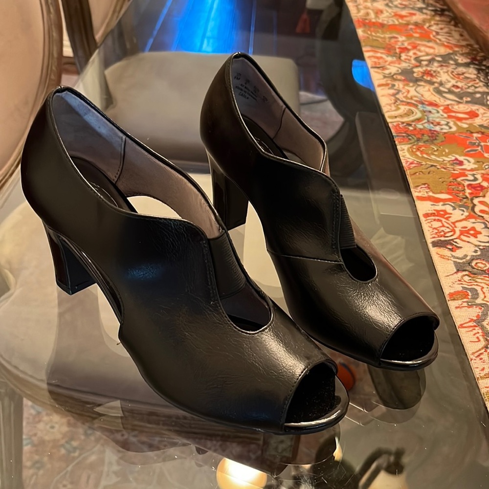 Black leather, open-toe heels sz8